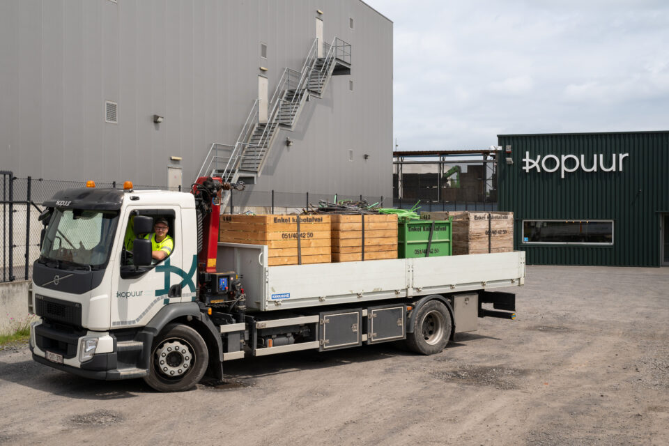 Kopuur, vrachtwagen met chauffeur geladen met containers voor kabelafval, gratis containerservice voor bedrijven in België